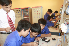 Học viên lớp điện dân dụng trường Cao đẳng Nghề Hoà Bình thực hành tại lớp học.